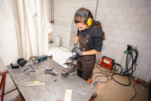 Anne die staal op maat bewerkt