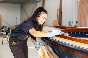 Lisa die een boot aan het afwerken is